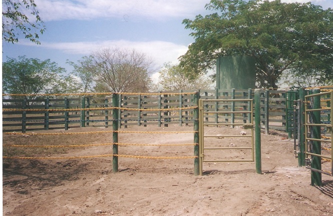 Corrales ganado 81 engorde acorralados ganados vacuno corral Instalaciones feria bovina engorde jaulas y corralejas agricultura ganadera Cría ganado vacuno Producción carne vacunos bovino equino porcino sistema estabulado en corrales de estabulación tecnificados Corrales plásticos Maderplast los más fuertes, no es pudren, no se oxidan, no se rompen, no maltratan el ganado, corrales e instalaciones para ganadería tecnificadas, estabulación de ganados en corralejas ecológicas, las nuevas tecnologías de los nuevos materiales, para las faenas ganaderas, ganadería intensiva, ganaderías extensivas con infraestructuras para faenado de ganado, implementos agrícolas, elementos para la recolección transporte movilización del sector agropecuario, carros carrozas recolectores de cosechas carretas contrapuerta compuerta llavero de paso de ganado quiebra patas sistema estabulado en corrales de estabulación tecnificados