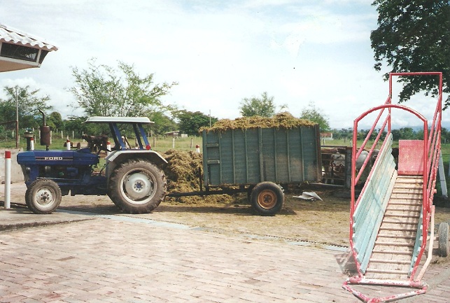 Remolque agrícola 31 cisternas plataformas plástico maderplast galera esparcidores de estiércol remolque esparcidor plataformas remolcador para transporte agrícola basculante plataformas o zorra Corrales plásticos Maderplast los más fuertes, no es pudren, no se oxidan, no se rompen, no maltratan el ganado, corrales e instalaciones para ganadería tecnificadas, estabulación de ganados en corralejas ecológicas, las nuevas tecnologías de los nuevos materiales, para las faenas ganaderas, ganadería intensiva, ganaderías extensivas con infraestructuras para faenado de ganado,